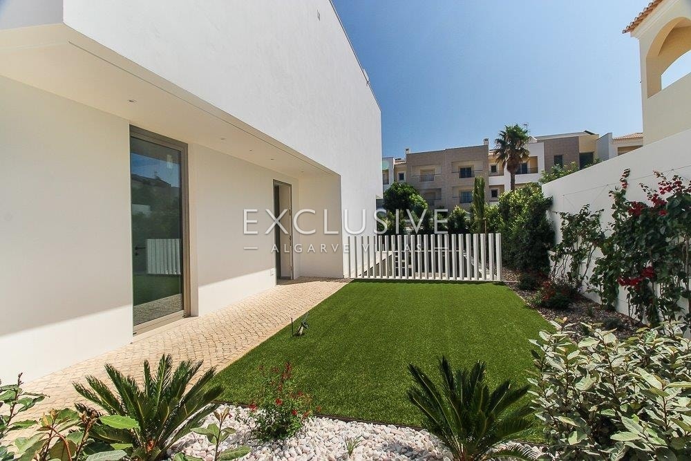 Fantastische zeitgenössische 4-Bett-Villa Gehdistanz zum Strand und Stadtzentrum in Lagos zu verka
