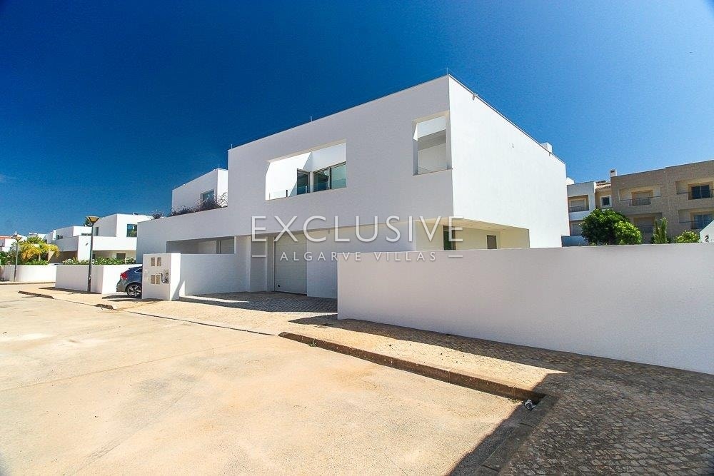 Fantastische zeitgenössische 4-Bett-Villa Gehdistanz zum Strand und Stadtzentrum in Lagos zu verka