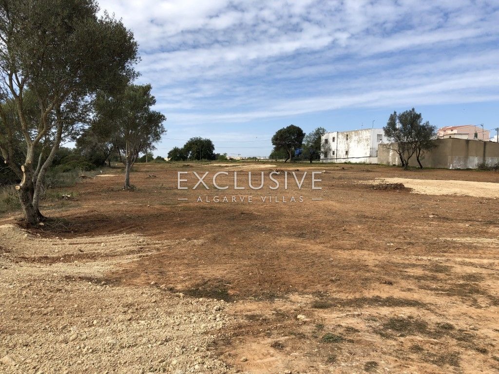 Large plot for construction in a quiet area of Almancil, near golf resorts, Algarve