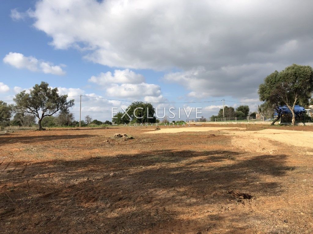Large plot for construction in a quiet area of Almancil, near golf resorts, Algarve