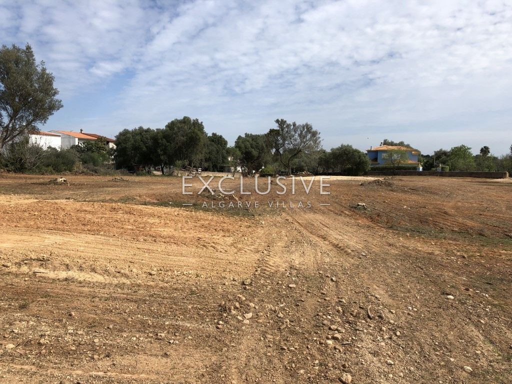Large plot for construction in a quiet area of Almancil, near golf resorts, Algarve