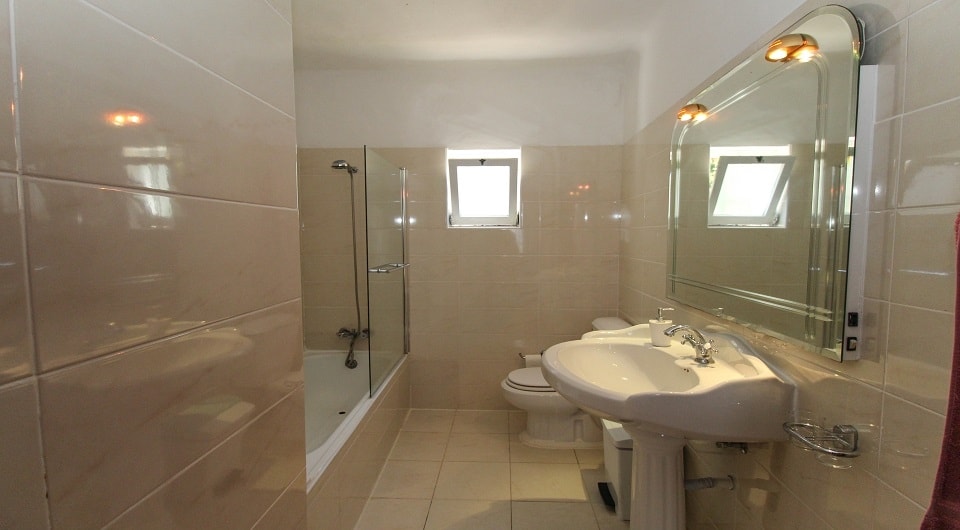 3+1 bedroom villa with sea view, walking distance to the center of Carvoeiro, Algarve