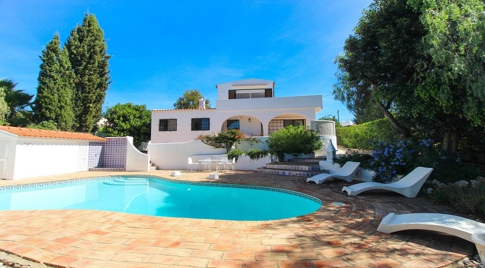 3+1 bedroom villa with sea view, walking distance to the center of Carvoeiro, Algarve
