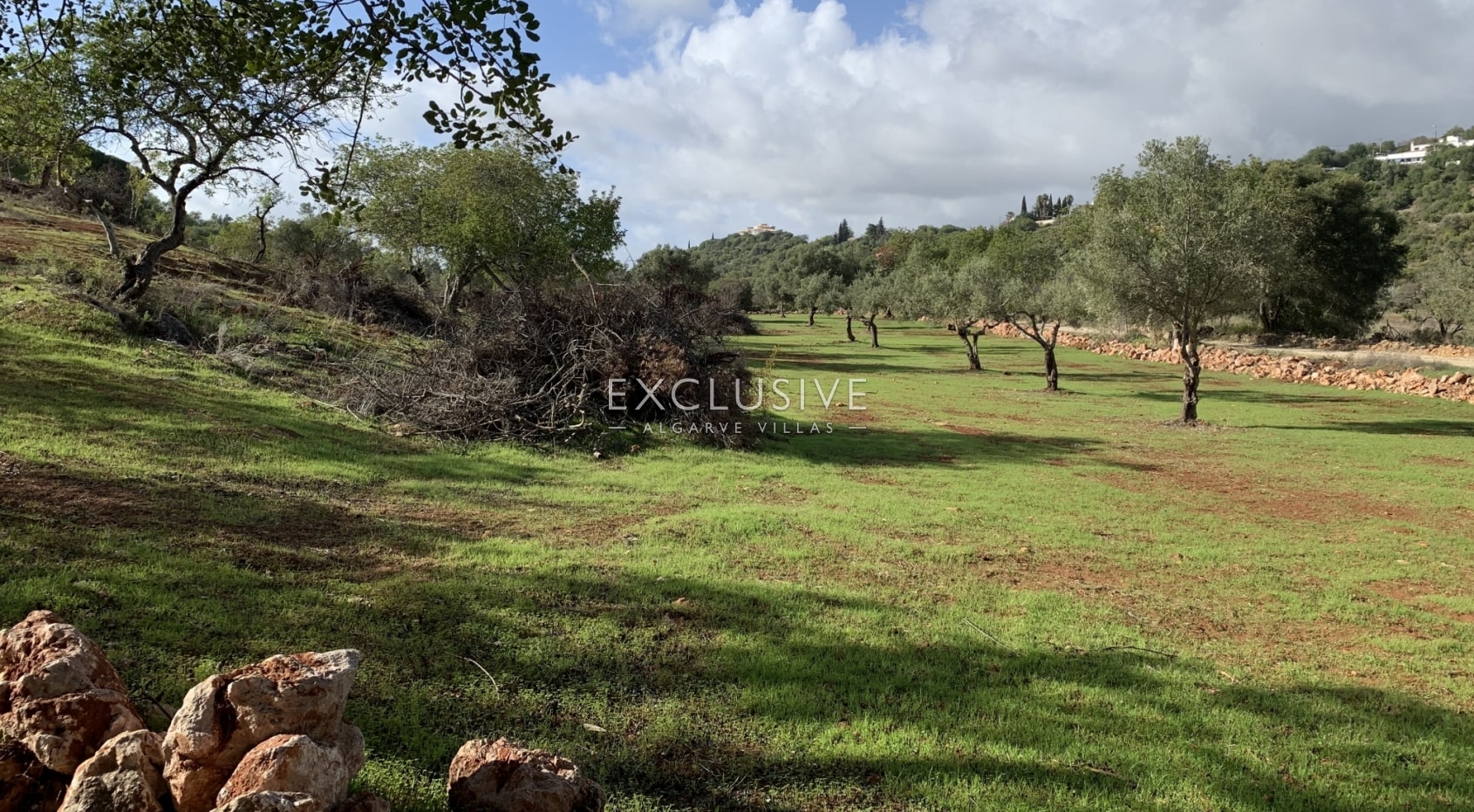 Fantastic plot with panoramic view with project for renovation villa near Vilamoura