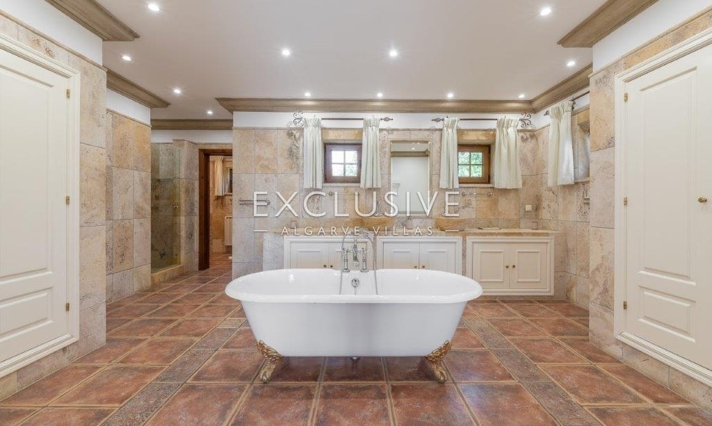 Beautiful 6 bedroom villa near Quinta do lago within large private grounds Algarve