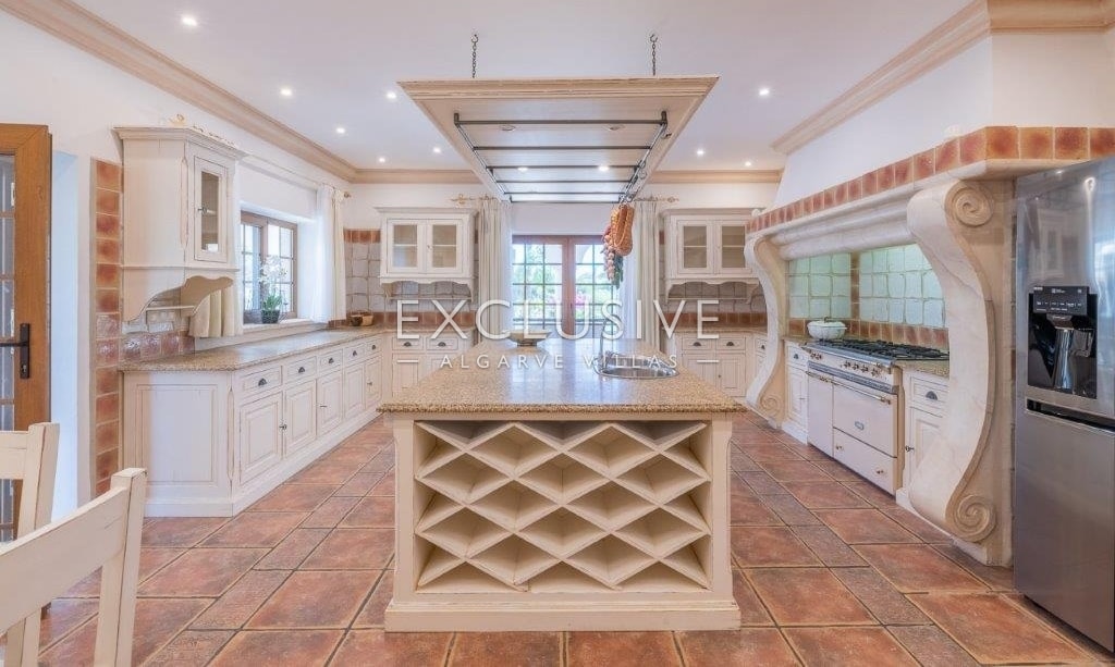 Beautiful 6 bedroom villa near Quinta do lago within large private grounds Algarve