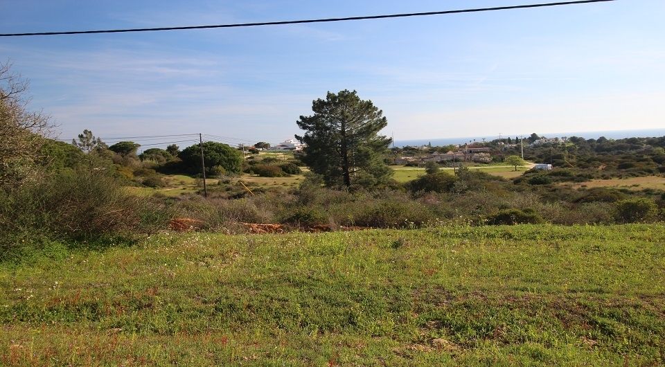 Plot near Caramujeira with ruin, Algarve