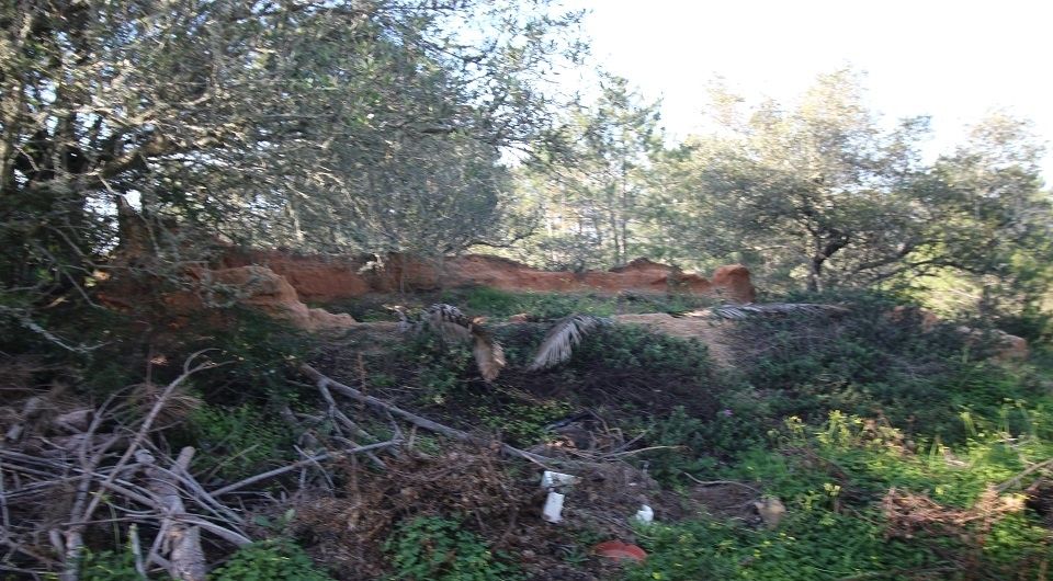 Plot near Caramujeira with ruin, Algarve