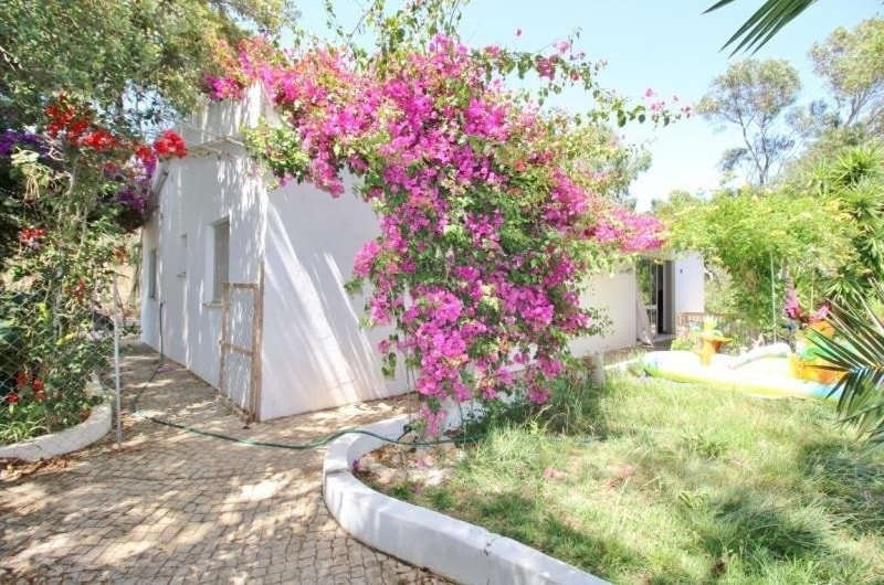 4 bedroom villa and 2 bedroom cottage on large private plot, in Lagos, Algarve