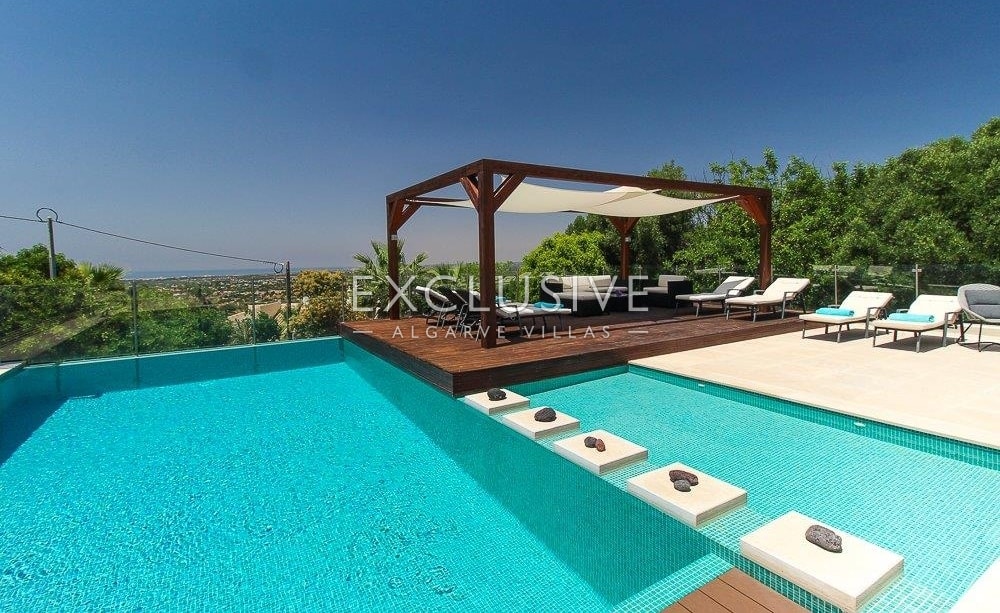 Contemporary 3+2 bedrooms villa with seaviews near Loule and Sta. Barbara de Nexe