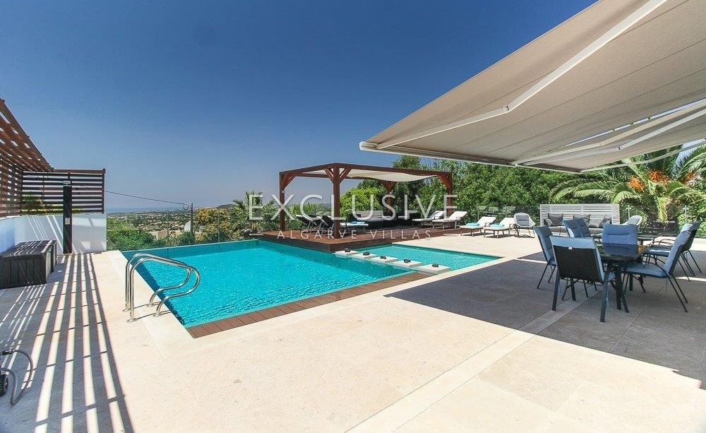 Contemporary 3+2 bedrooms villa with seaviews near Loule and Sta. Barbara de Nexe