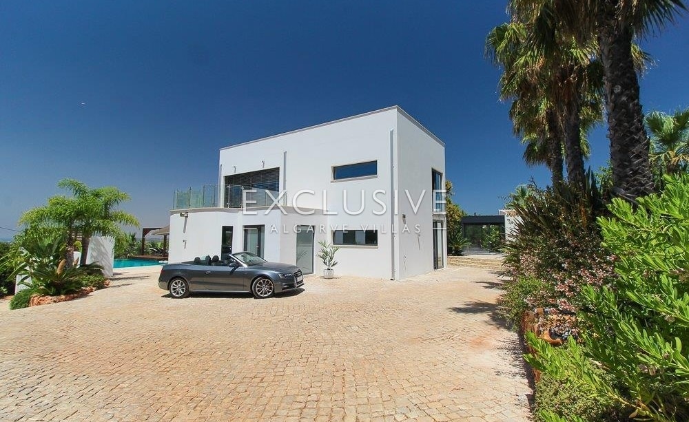 Contemporary 3+2 bedrooms villa with seaviews near Loule and Sta. Barbara de Nexe