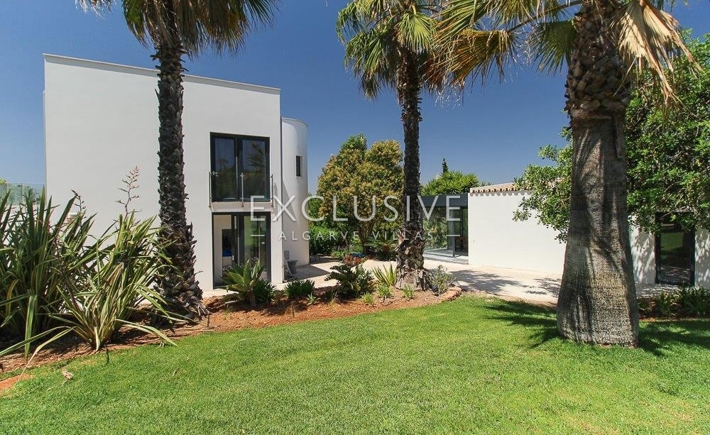 Contemporary 3+2 bedrooms villa with seaviews near Loule and Sta. Barbara de Nexe
