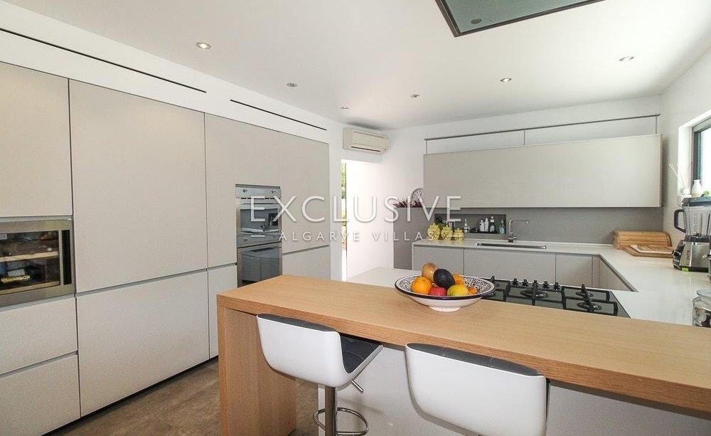 Contemporary 3+2 bedrooms villa with seaviews near Loule and Sta. Barbara de Nexe