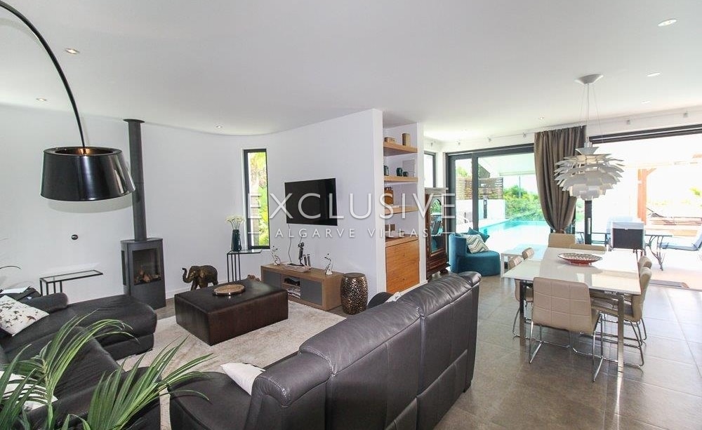 Contemporary 3+2 bedrooms villa with seaviews near Loule and Sta. Barbara de Nexe