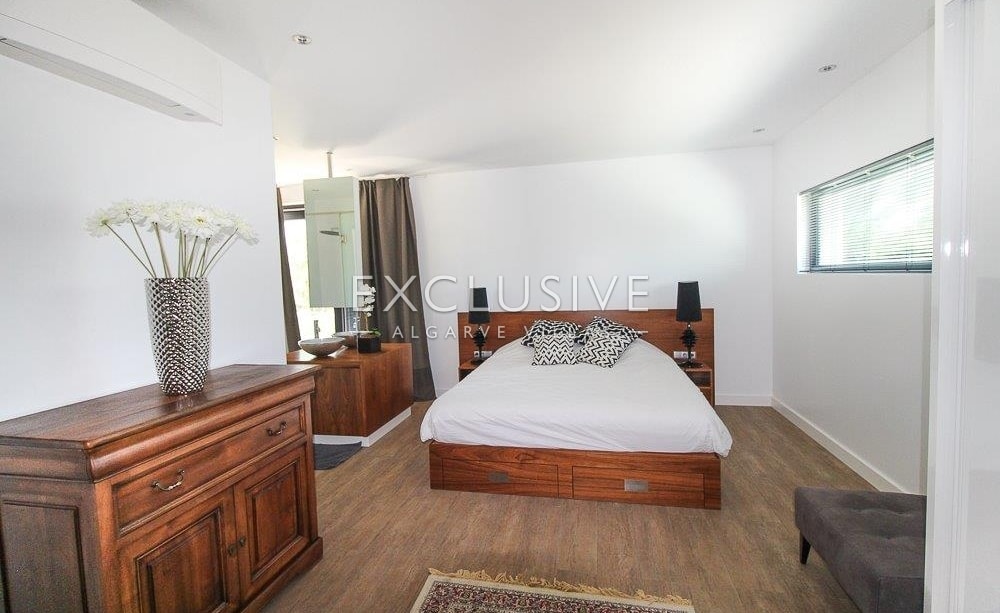 Contemporary 3+2 bedrooms villa with seaviews near Loule and Sta. Barbara de Nexe