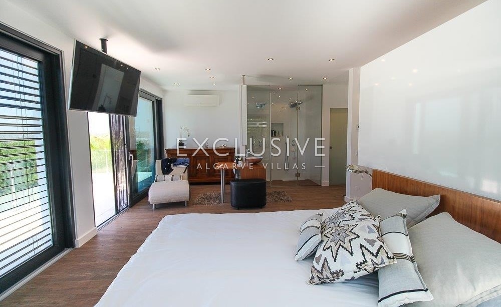 Contemporary 3+2 bedrooms villa with seaviews near Loule and Sta. Barbara de Nexe