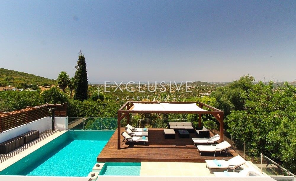 Contemporary 3+2 bedrooms villa with seaviews near Loule and Sta. Barbara de Nexe