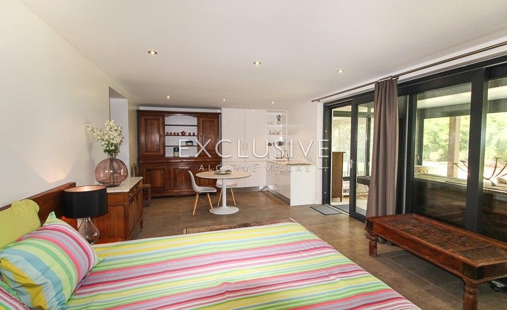 Contemporary 3+2 bedrooms villa with seaviews near Loule and Sta. Barbara de Nexe