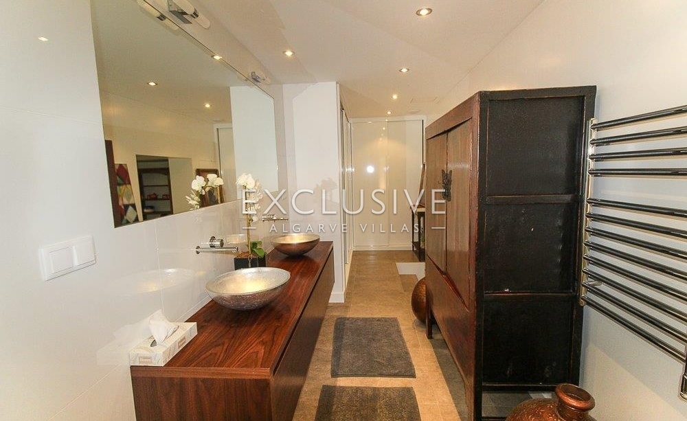 Contemporary 3+2 bedrooms villa with seaviews near Loule and Sta. Barbara de Nexe
