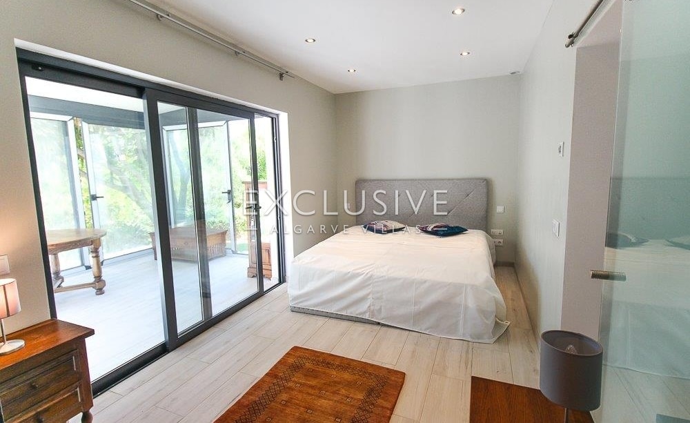 Contemporary 3+2 bedrooms villa with seaviews near Loule and Sta. Barbara de Nexe
