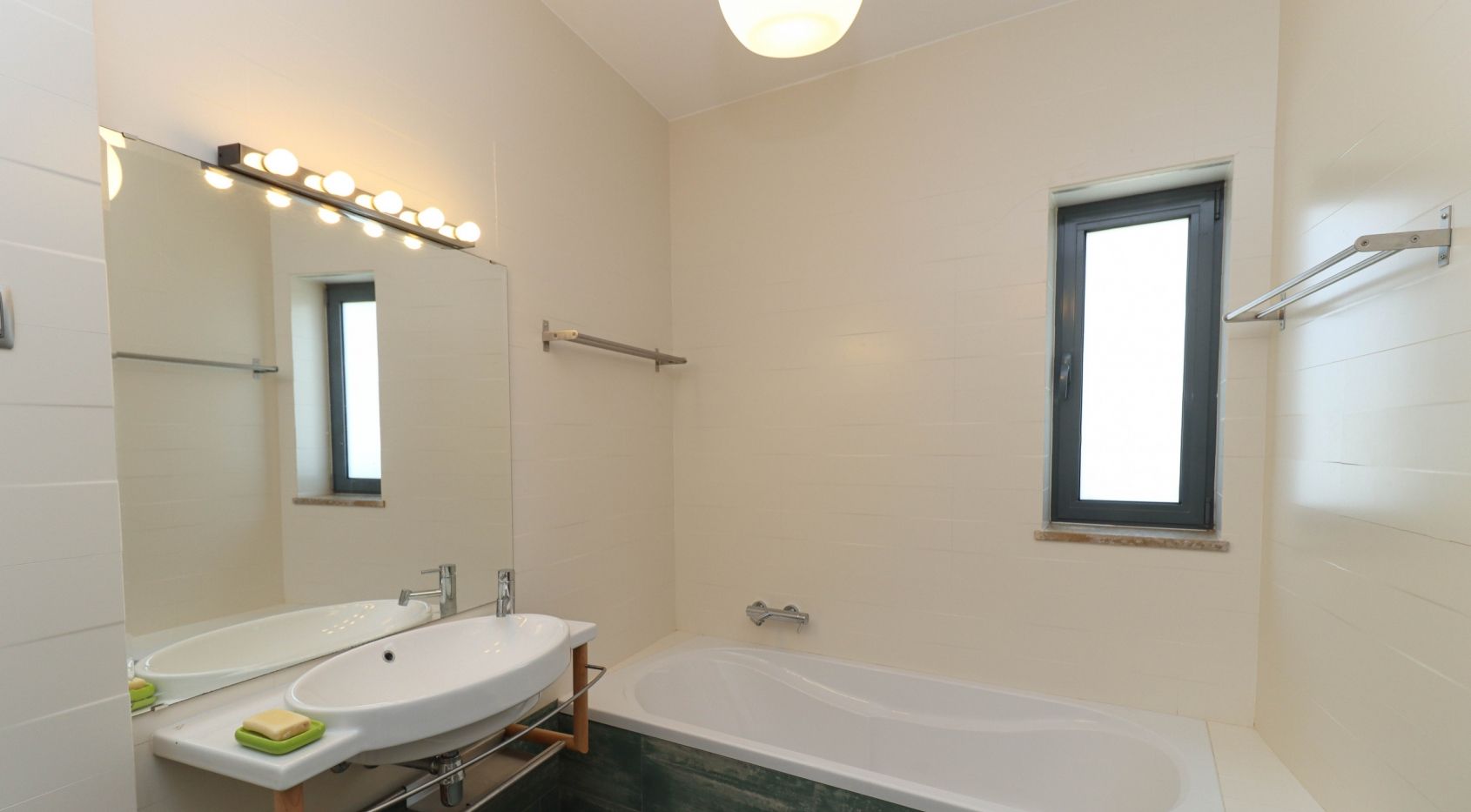 Contemporary villa near Penina, Portimao and short distance to beaches of Alvor