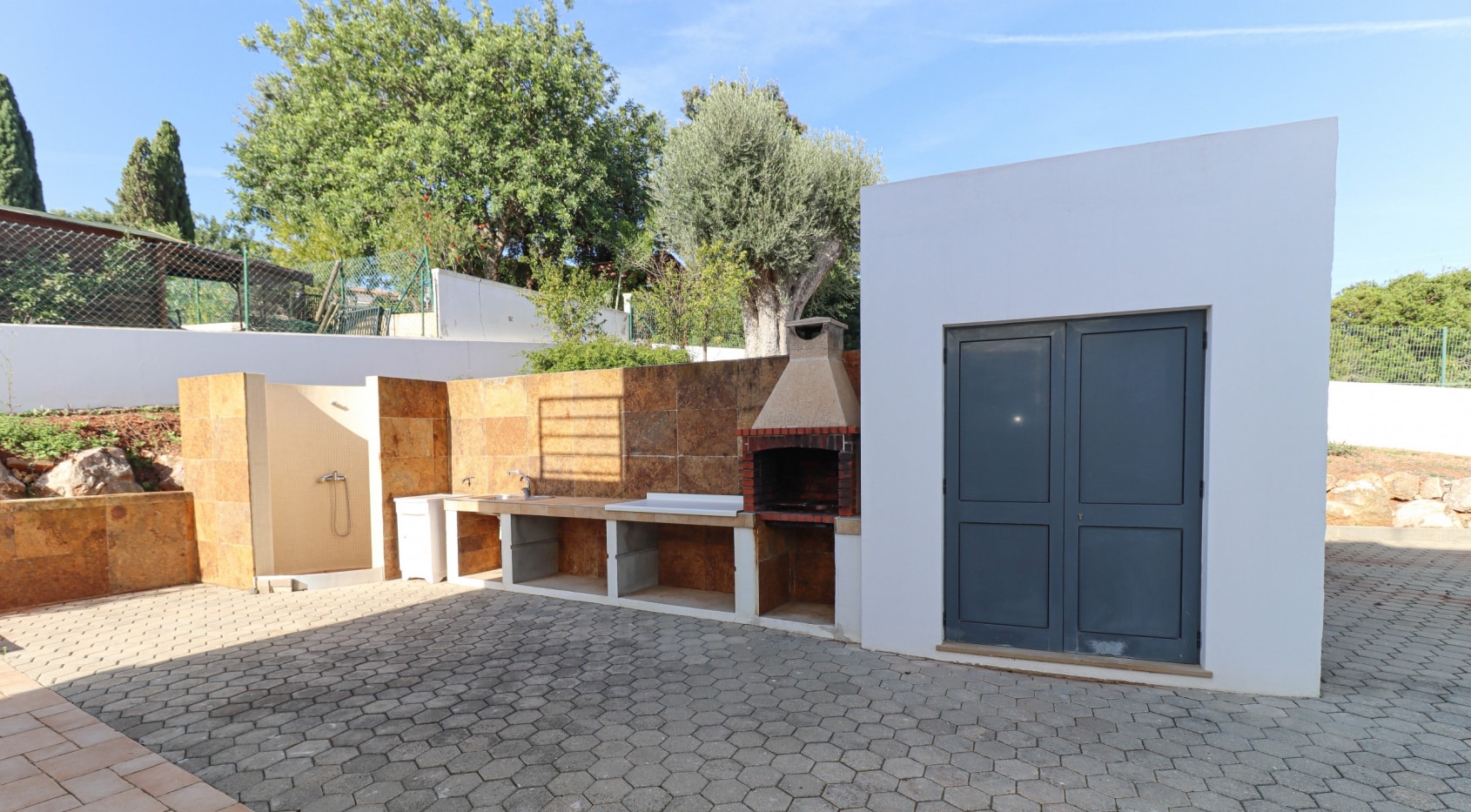 Contemporary villa near Penina, Portimao and short distance to beaches of Alvor