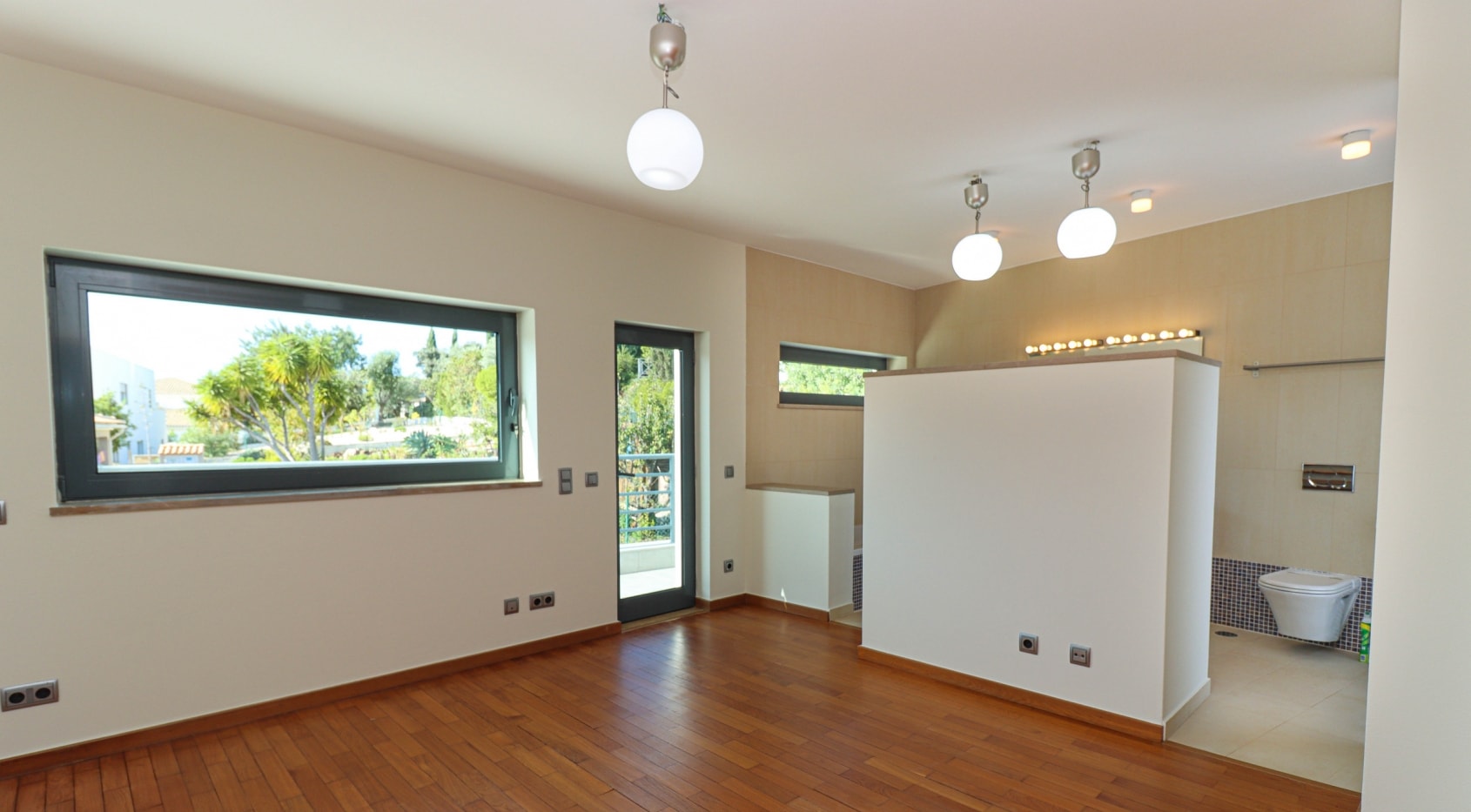 Contemporary villa near Penina, Portimao and short distance to beaches of Alvor