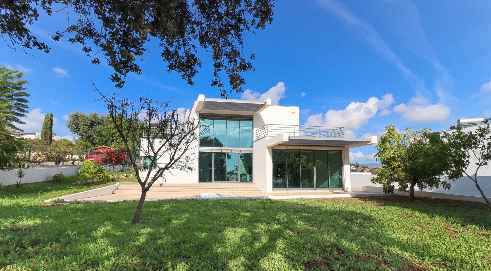 Contemporary villa near Penina, Portimao and short distance to beaches of Alvor
