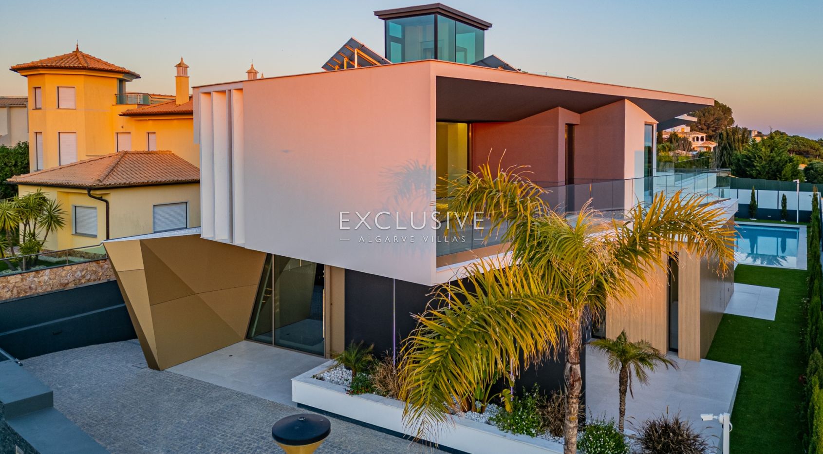 Buy Brand new 5 bedroom villa on Gale beach near Albufeira with sea views
