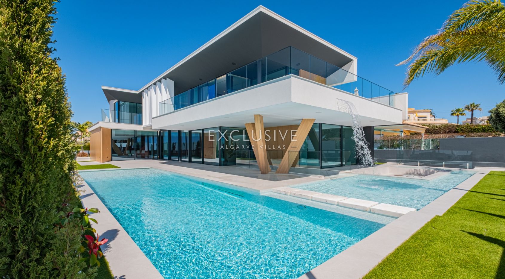 Buy Brand new 5 bedroom villa on Gale beach near Albufeira with sea views