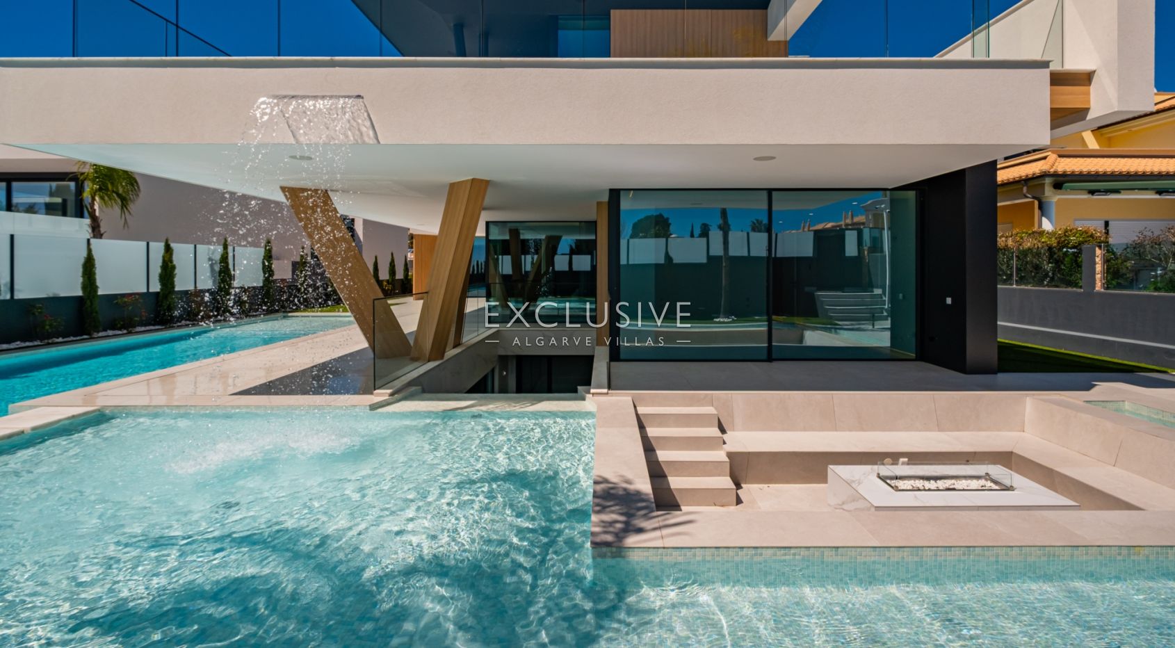 Buy Brand new 5 bedroom villa on Gale beach near Albufeira with sea views