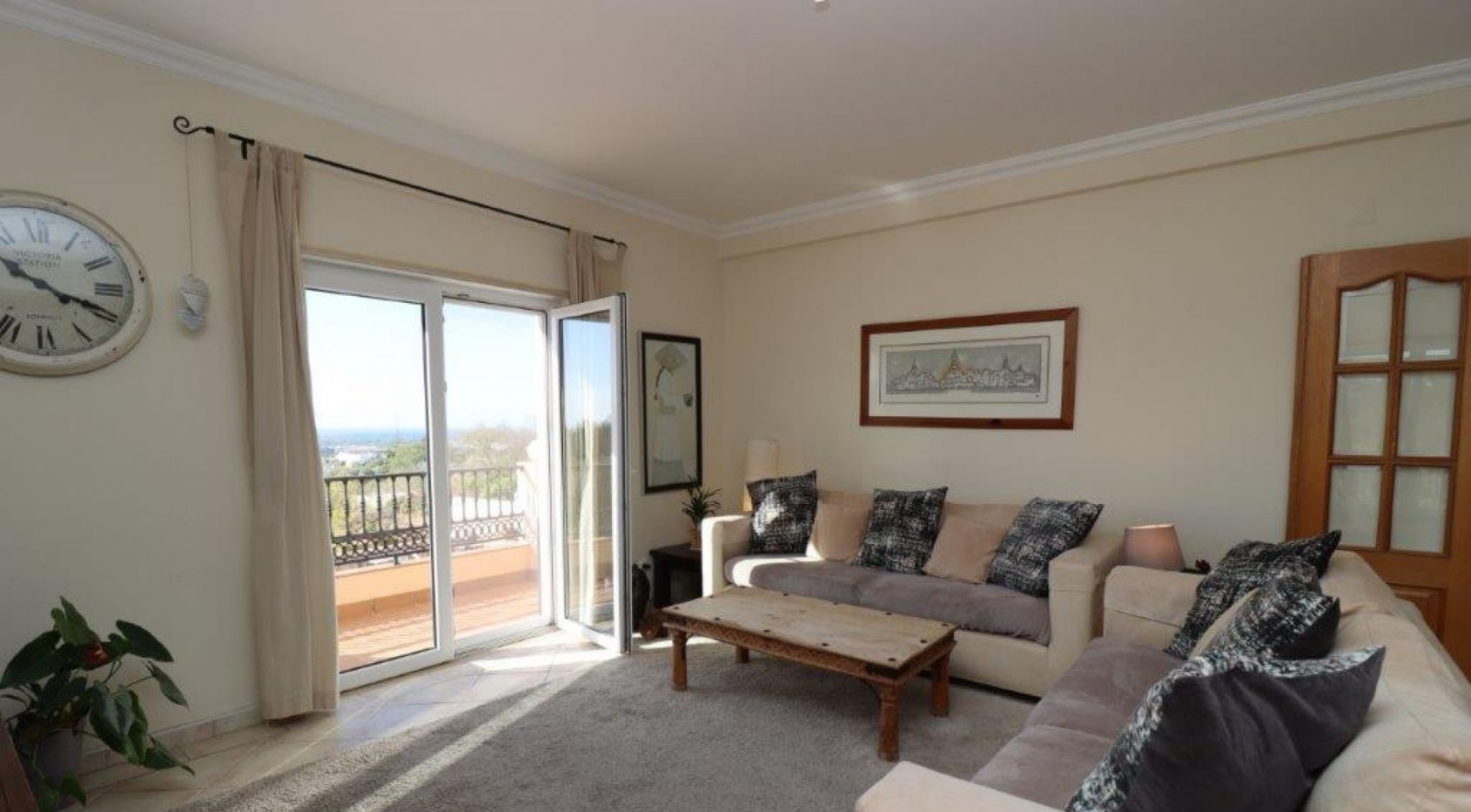 Beautiful two (+2) bedroom apartment with sea views in Santa Bárbara de Nexe, Algarve