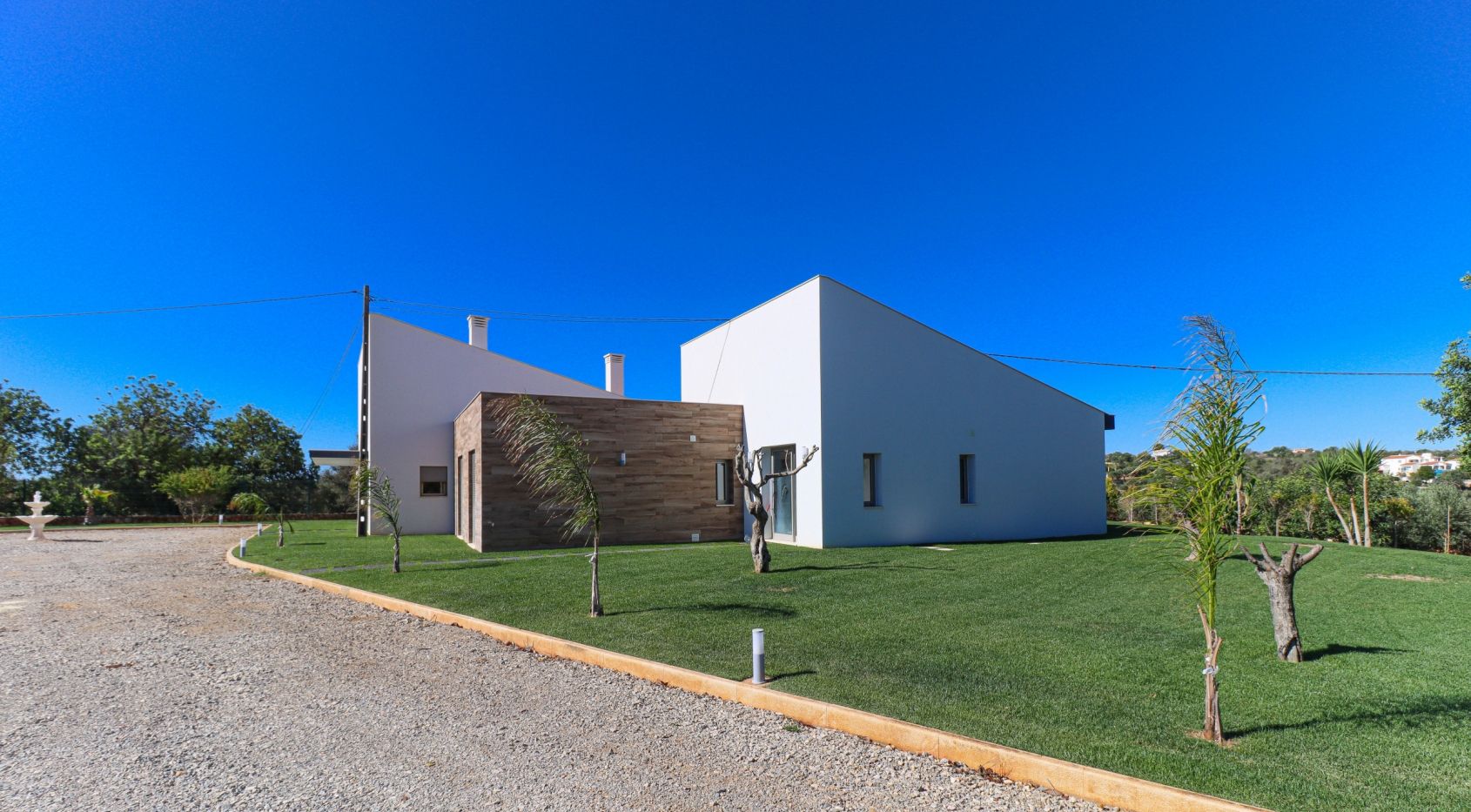 5 bedroom villa located in the outskirts of Alcantarilha, near Armacao Pera beach, Algarve