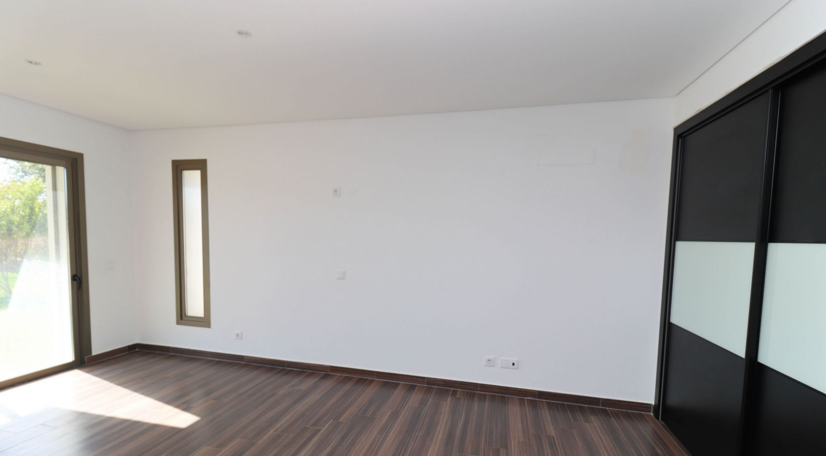 5 bedroom villa located in the outskirts of Alcantarilha, near Armacao Pera beach, Algarve