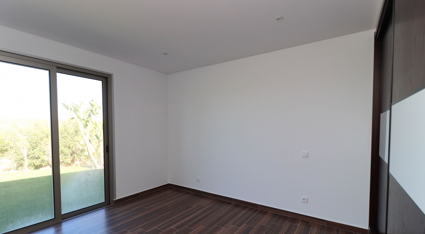 5 bedroom villa located in the outskirts of Alcantarilha, near Armacao Pera beach, Algarve