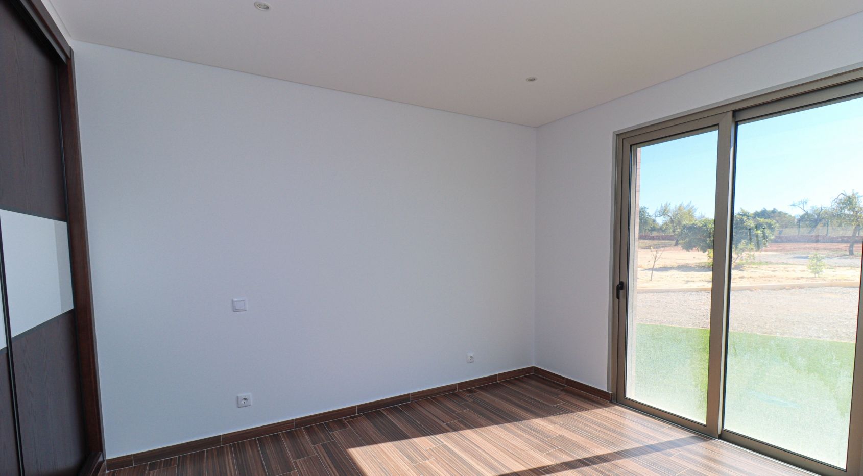 5 bedroom villa located in the outskirts of Alcantarilha, near Armacao Pera beach, Algarve