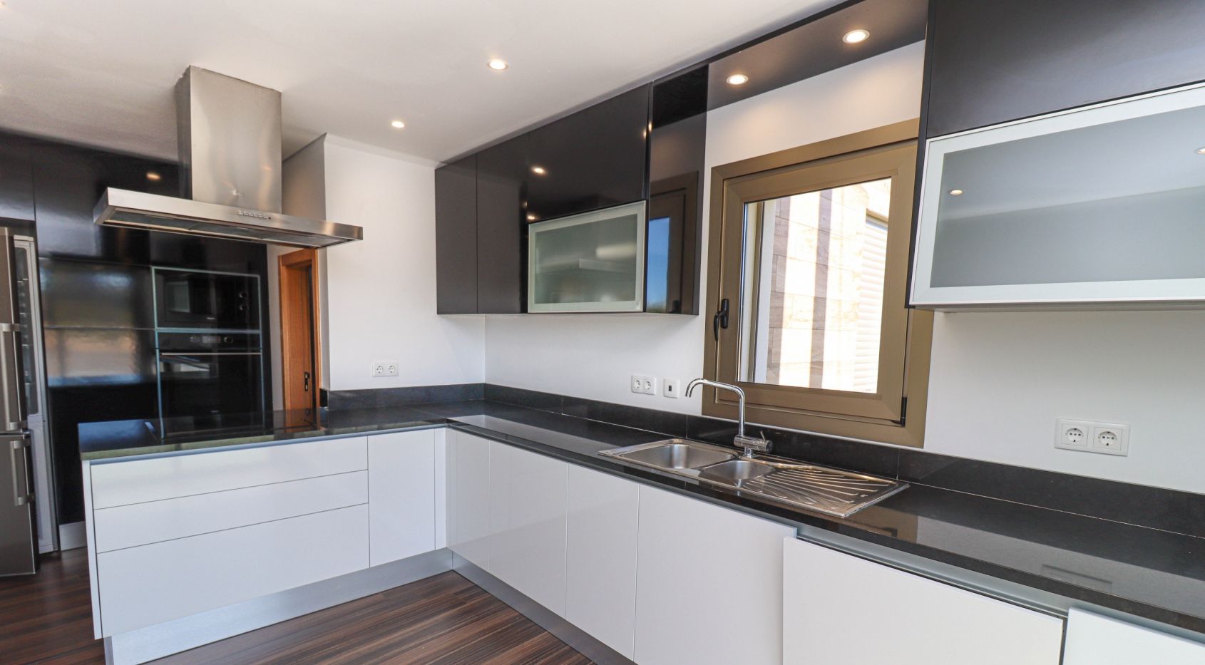 5 bedroom villa located in the outskirts of Alcantarilha, near Armacao Pera beach, Algarve