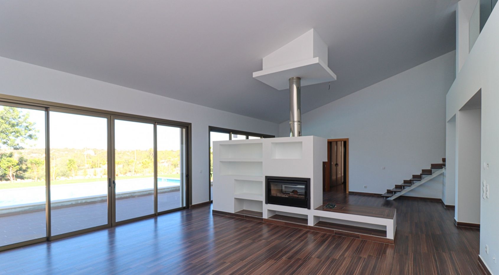 5 bedroom villa located in the outskirts of Alcantarilha, near Armacao Pera beach, Algarve