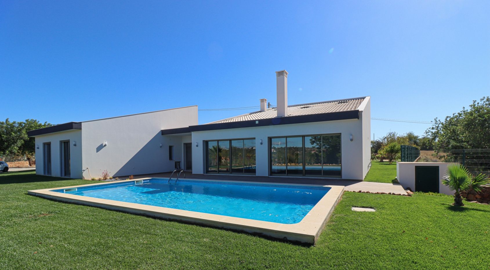 5 bedroom villa located in the outskirts of Alcantarilha, near Armacao Pera beach, Algarve