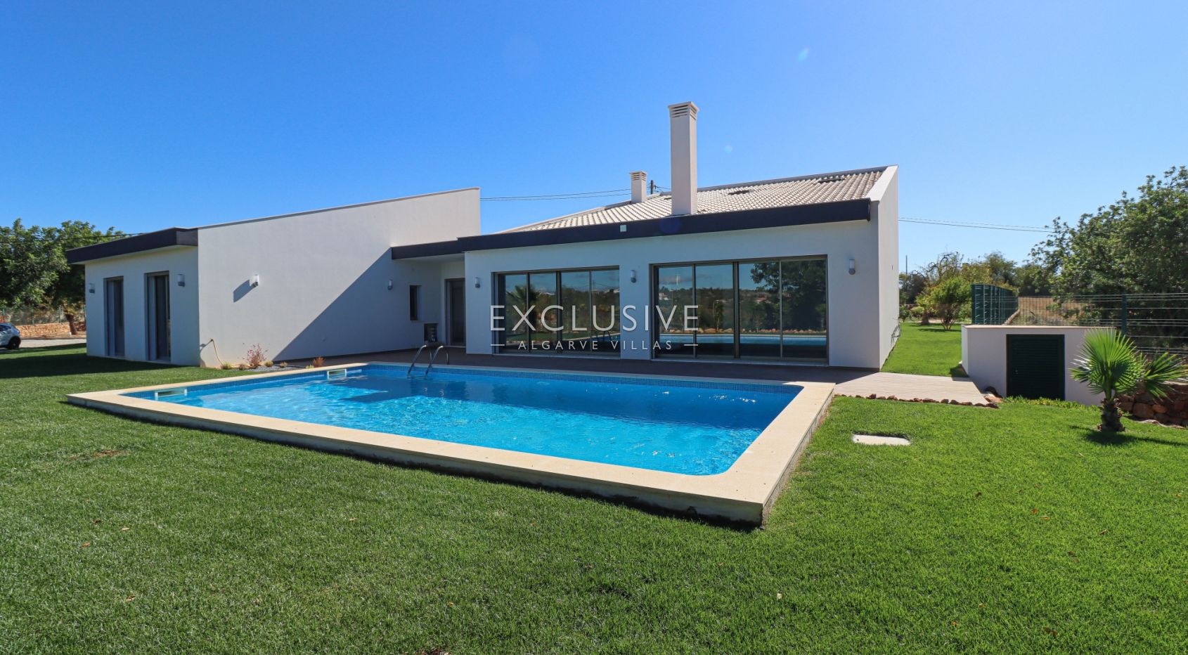 5 bedroom villa located in the outskirts of Alcantarilha, near Armacao Pera beach, Algarve