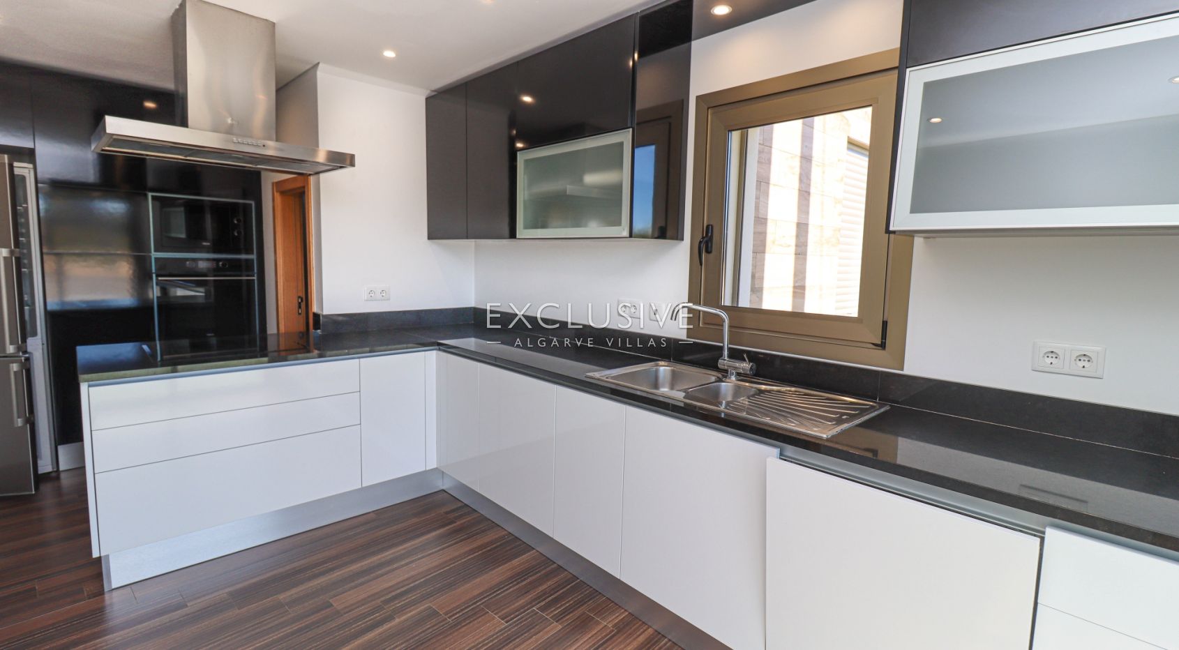 5 bedroom villa located in the outskirts of Alcantarilha, near Armacao Pera beach, Algarve