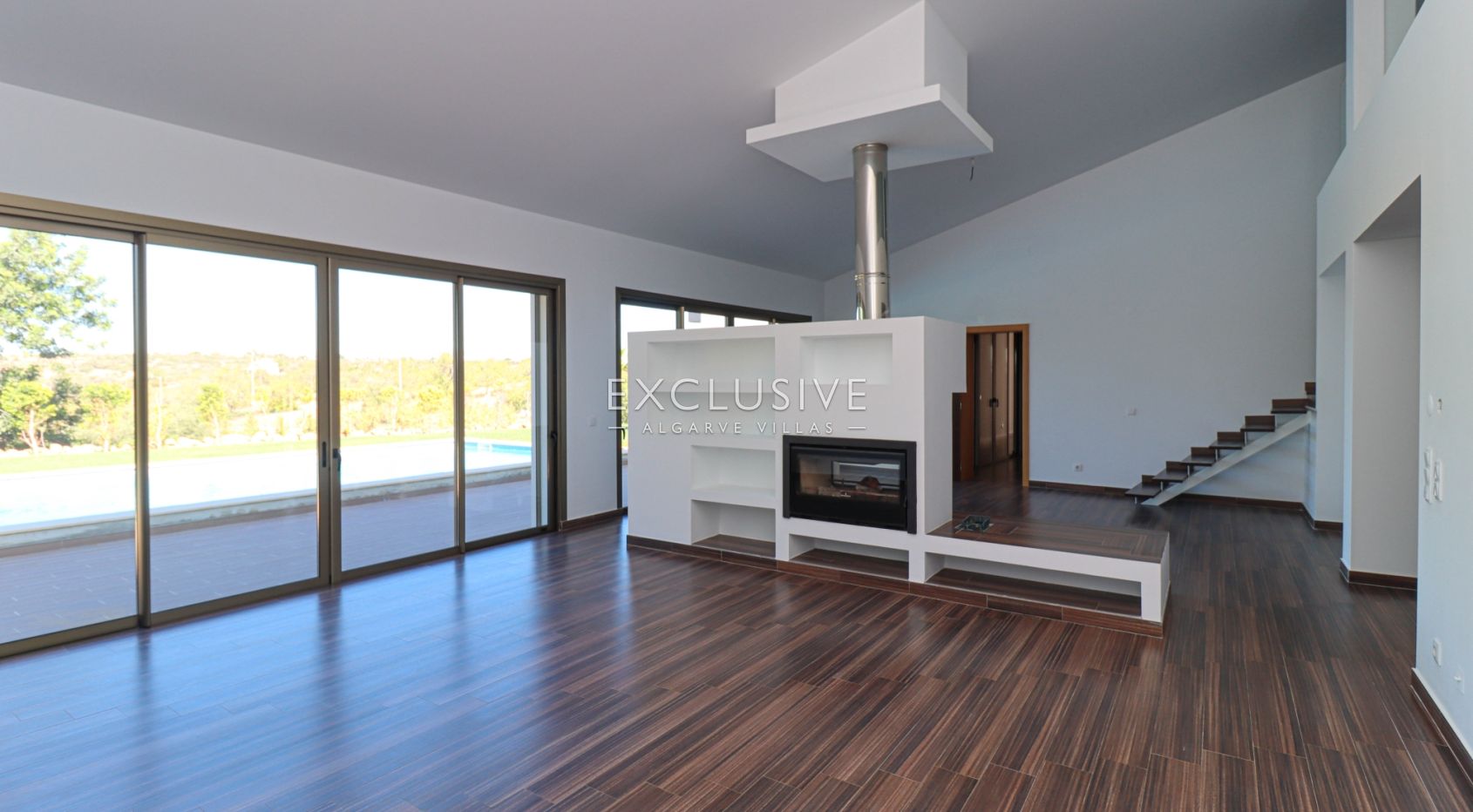 5 bedroom villa located in the outskirts of Alcantarilha, near Armacao Pera beach, Algarve