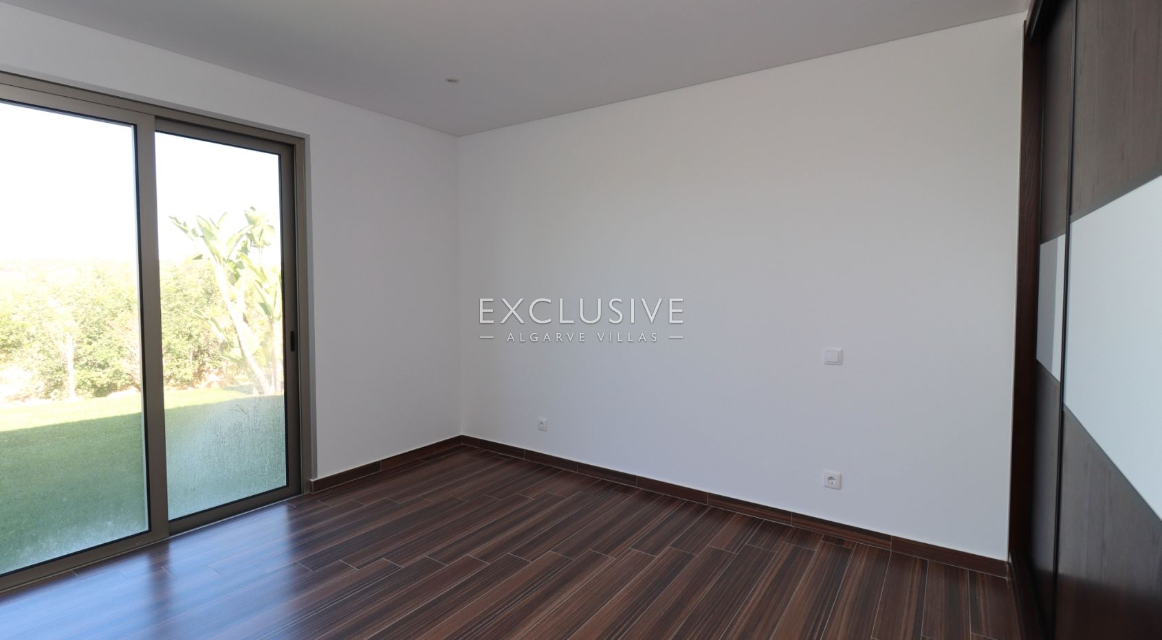 5 bedroom villa located in the outskirts of Alcantarilha, near Armacao Pera beach, Algarve