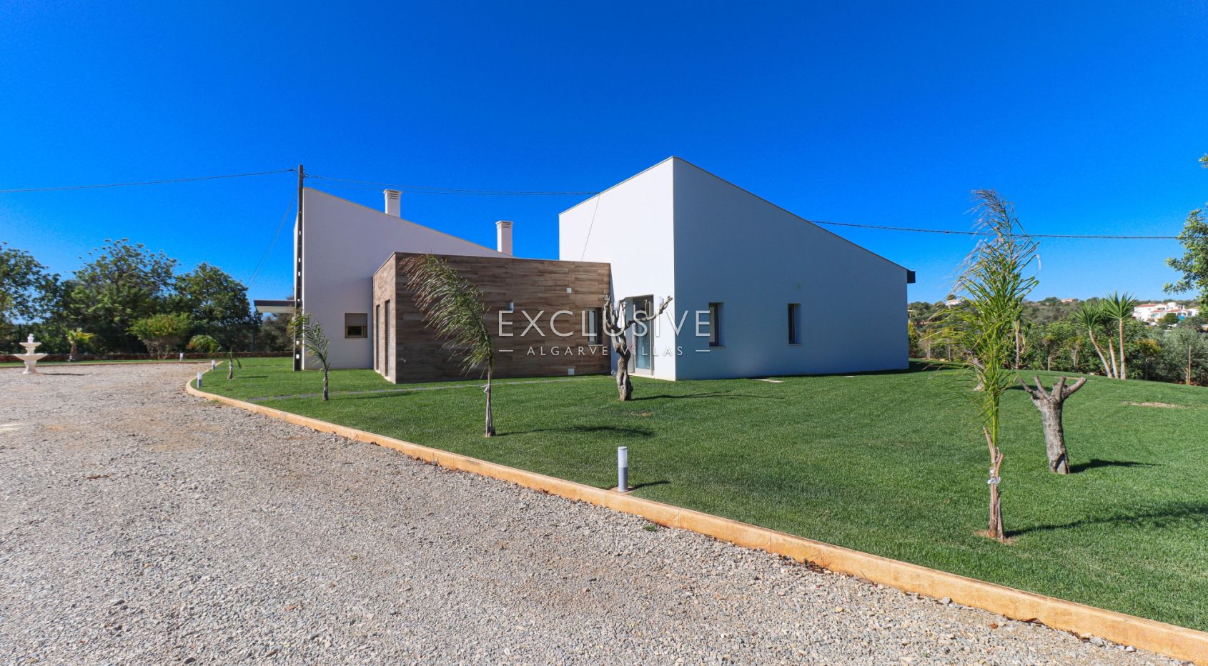 5 bedroom villa located in the outskirts of Alcantarilha, near Armacao Pera beach, Algarve
