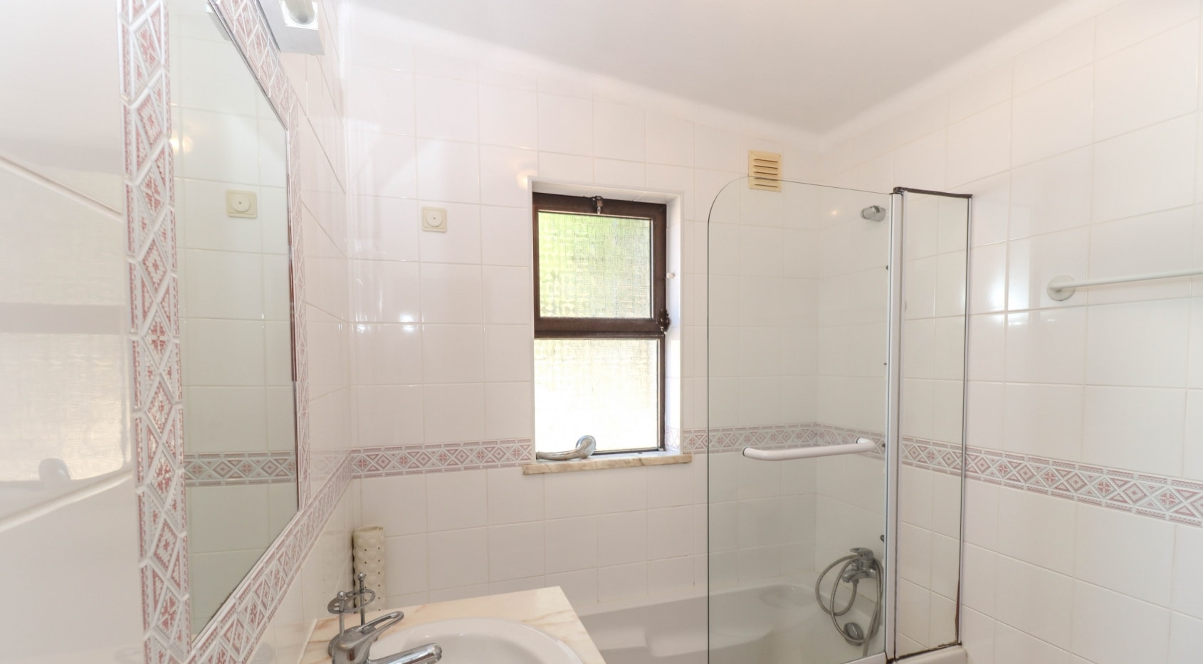 Investment opportunity: south-facing 4 bedroom villa near Vale do Lobo, Algarve