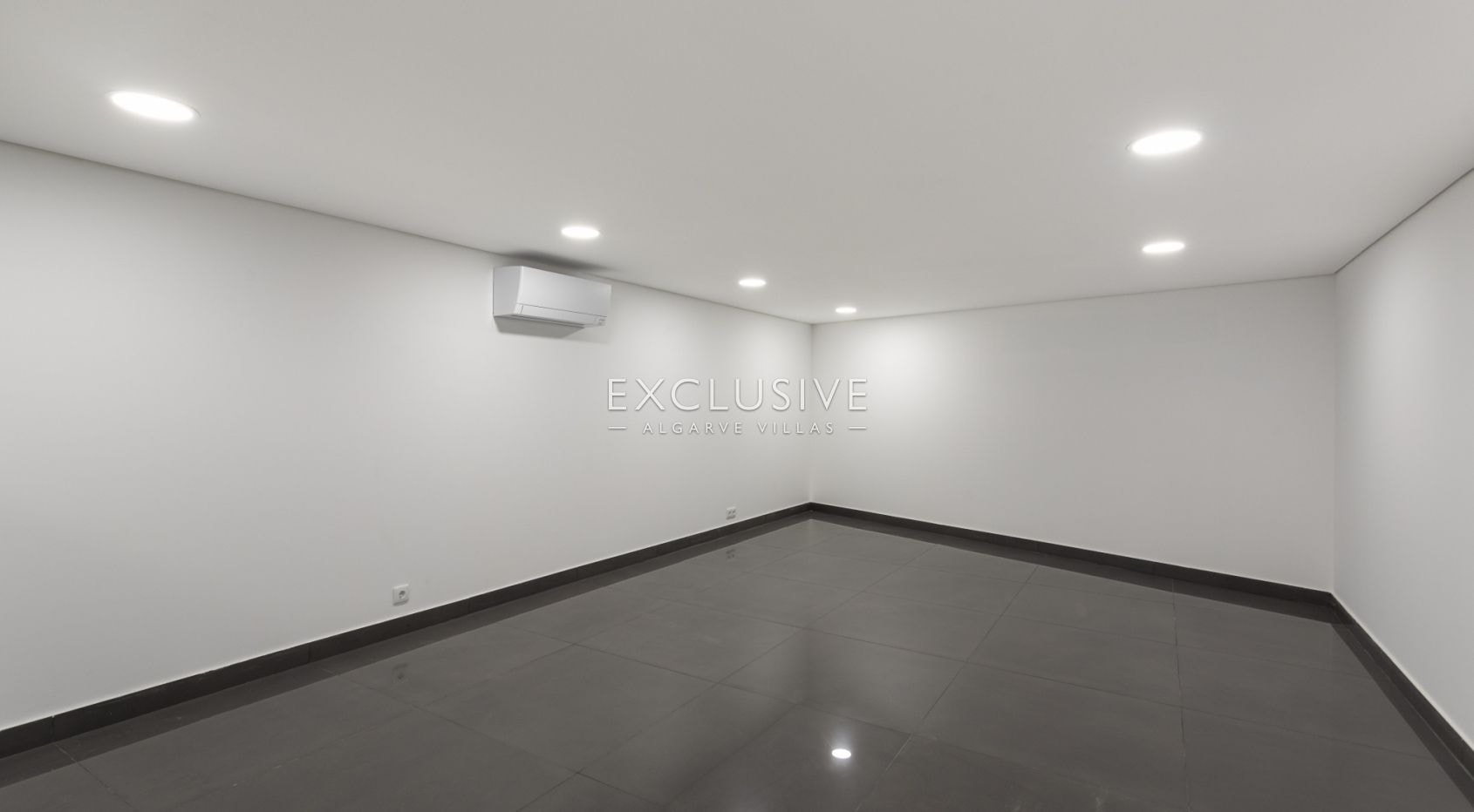 Buy Modern Villa with pool in central location in Lagos, Western Algarve