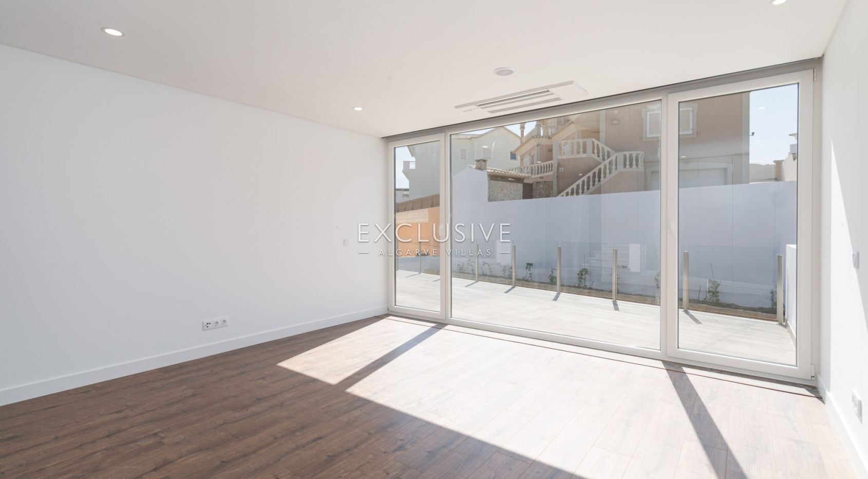 Buy Modern Villa with pool in central location in Lagos, Western Algarve