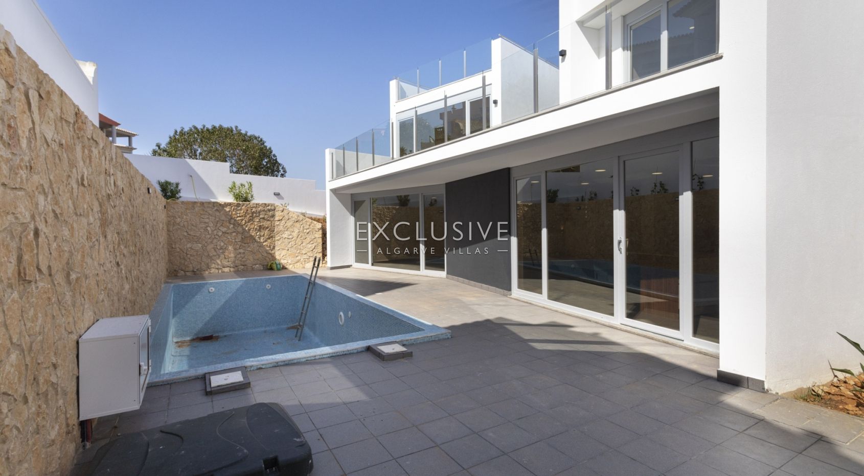 Buy Modern Villa with pool in central location in Lagos, Western Algarve