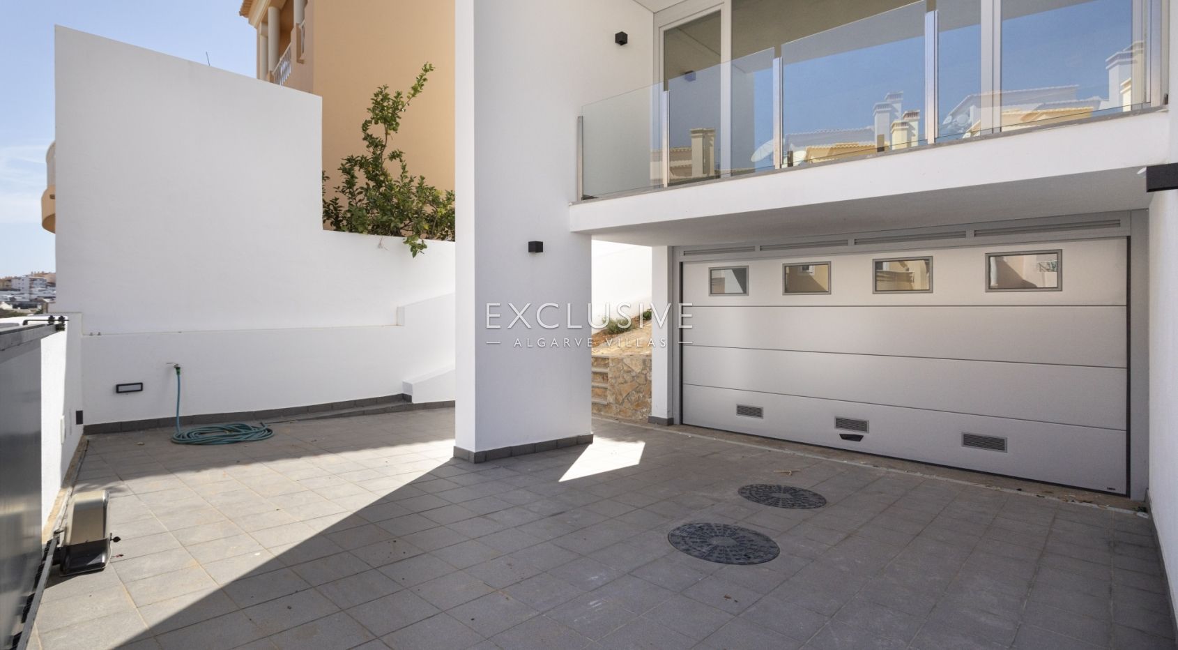 Buy Modern Villa with pool in central location in Lagos, Western Algarve